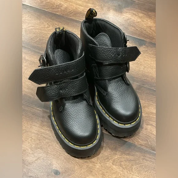 Martens Devon Heart boots NWOT